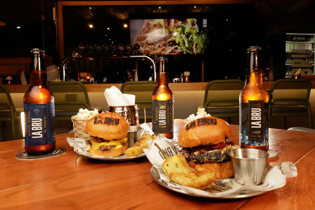 Hamburguesas con pan marcado LA BRU y papas gajo en Terraza LA BRU