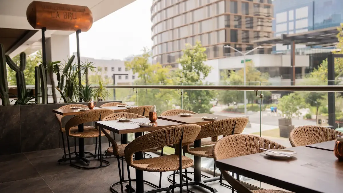 Terraza de Cervecería LA BRU Monterrey en San Pedro Garza García