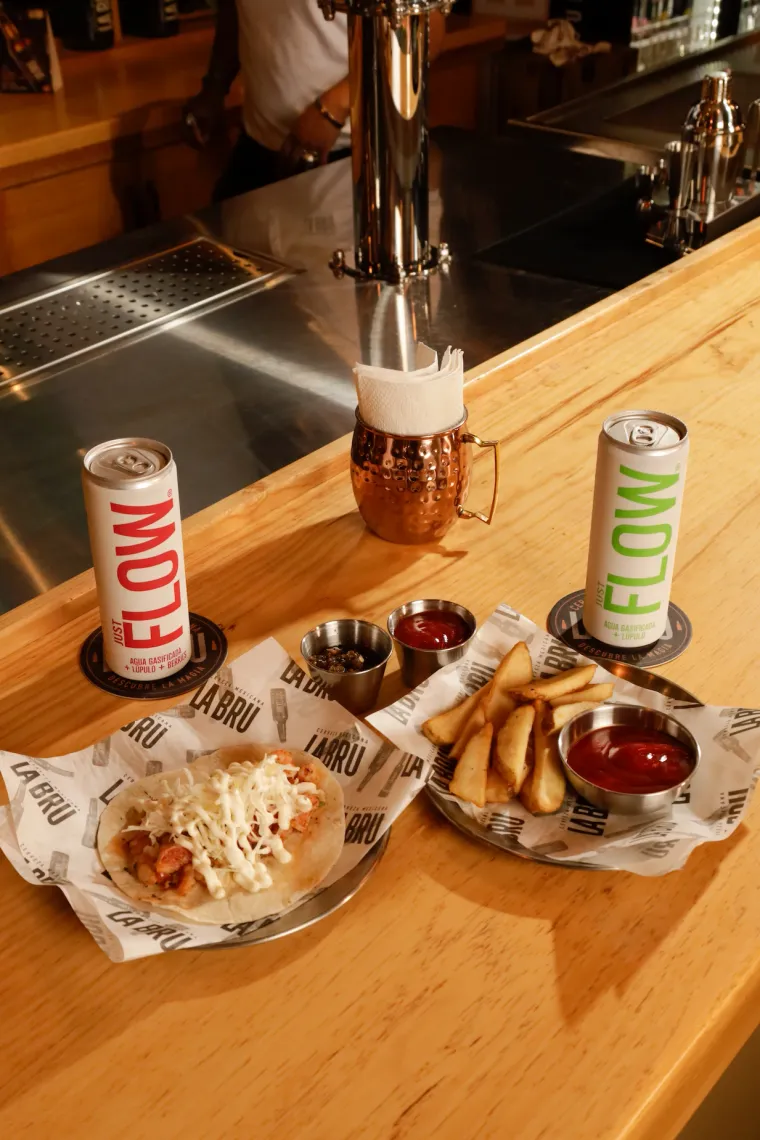 Taco y papas gajo servidos en la barra de Terraza LA BRU