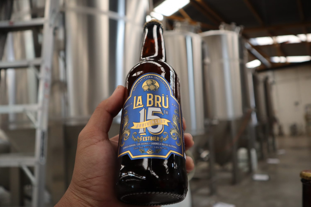 Primeras botellas de La Bru con etiquetas originales diseñadas a mano