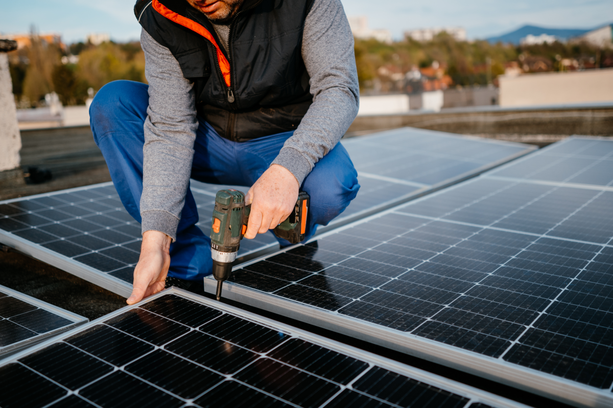 Placas solares en el techo de la fábrica de La Bru